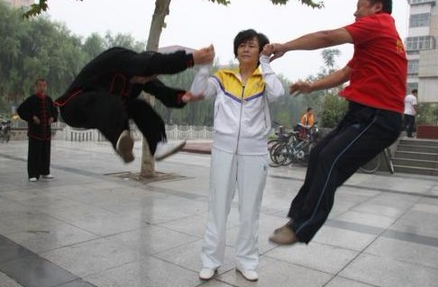 �Ʒ�ͽ��˵�������� �Ʒ�̫��ȭ��Ц