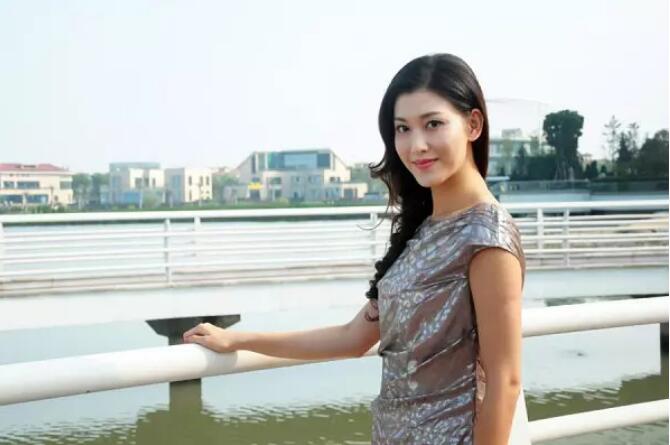 李彩桦和应采儿好像对比图 李彩桦在香港哪卖衣服为生