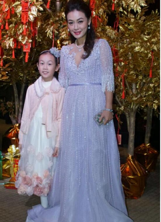 ղС����������Ů���� ղС骽�������Ϲ���˭