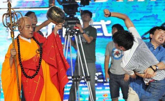 �������١��Ϊ ������Ů������˭