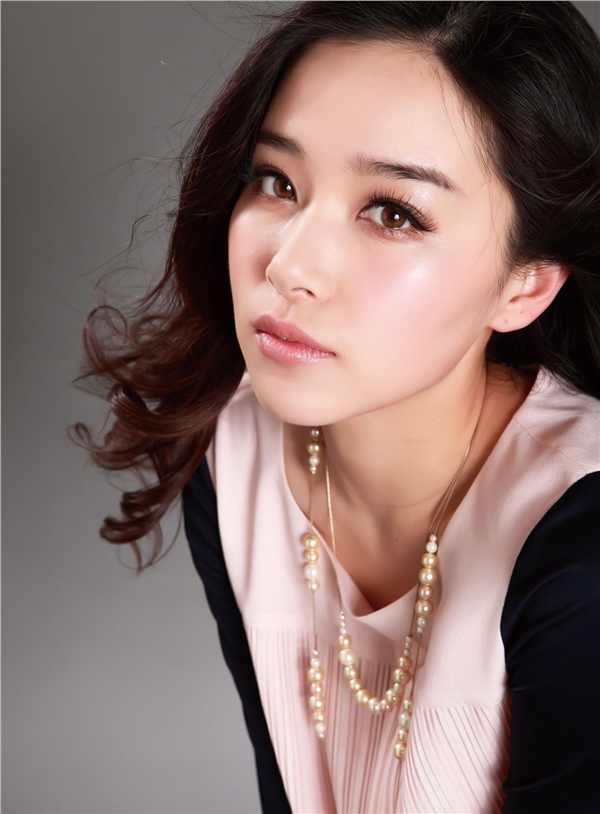 喜欢的颜色:白 绿 粉 同班同学:郑爽,景甜,柴碧云,钱柳吟,徐行,龙雨