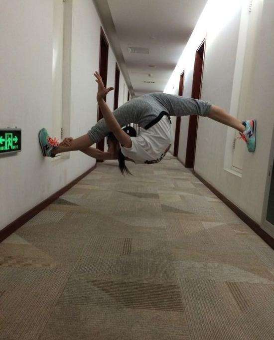 一字马女生大胆正面照片 妹子各种高难度一字马组图