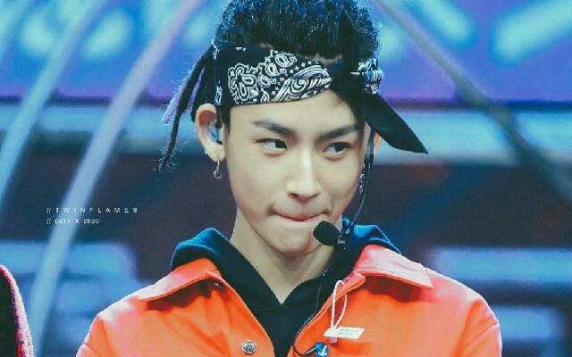 ���տ�������ǧ��ײ���Ա�ͼ С�����տ�����ǰŮ����˭