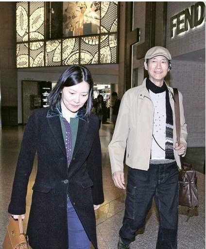 郑少秋的老婆官晶华的家庭背景不一般,据说官晶华的父亲是台湾黑道