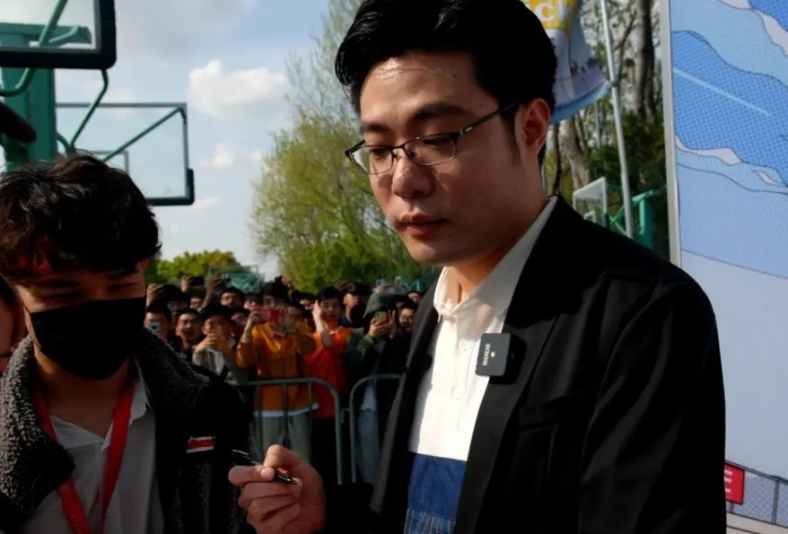 围观签名的壮观场面男酮这个梗最早出自大司马(韩金轮)的直播间的粉丝