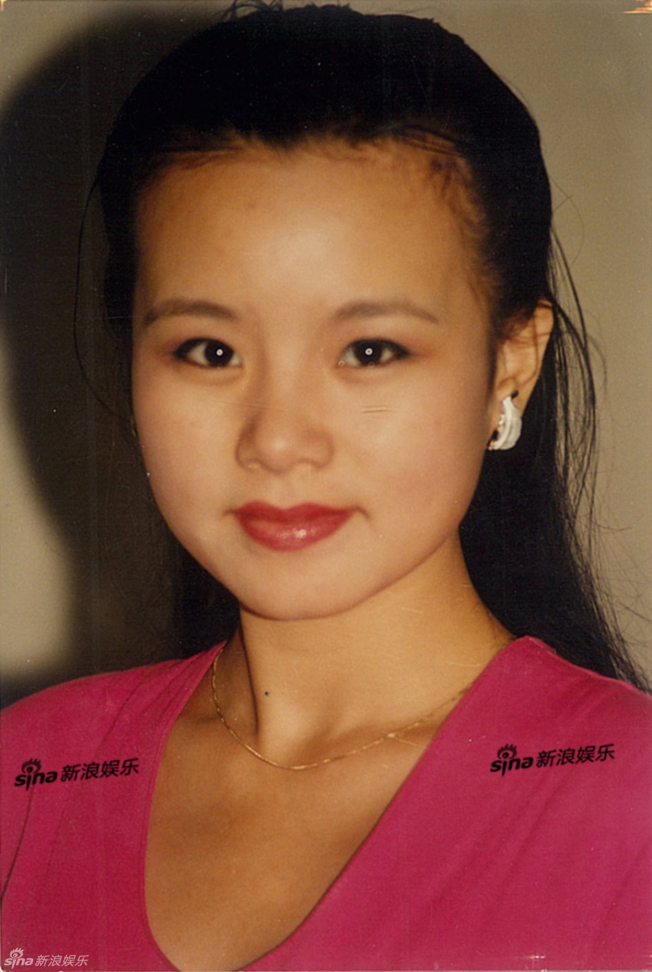 龚琳娜年轻时候的照片 龚琳娜是歌唱家艺术家吗
