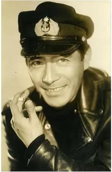 三船敏郎汪精卫对比照 三船敏郎年轻时照片太帅了组图