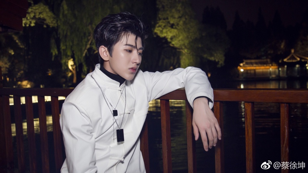 ���ԣ�������Ϊʲô�в̻ƽ𡢲̰���С����august��ikun������