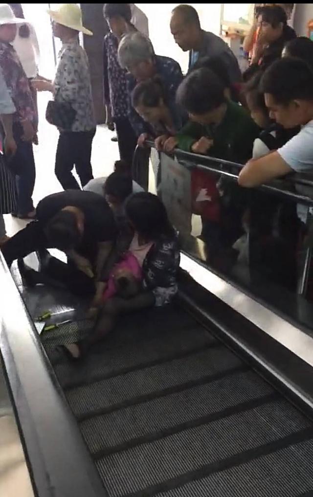 商场小孩电梯事故图片 商场电梯事故死人