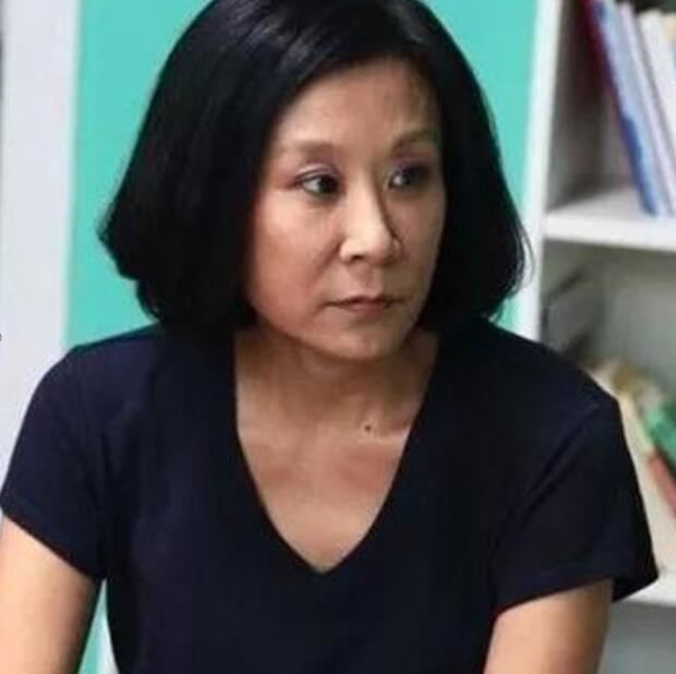 ��С�������񻪵�Ů���� ��С����˸��ʲô��ϵ