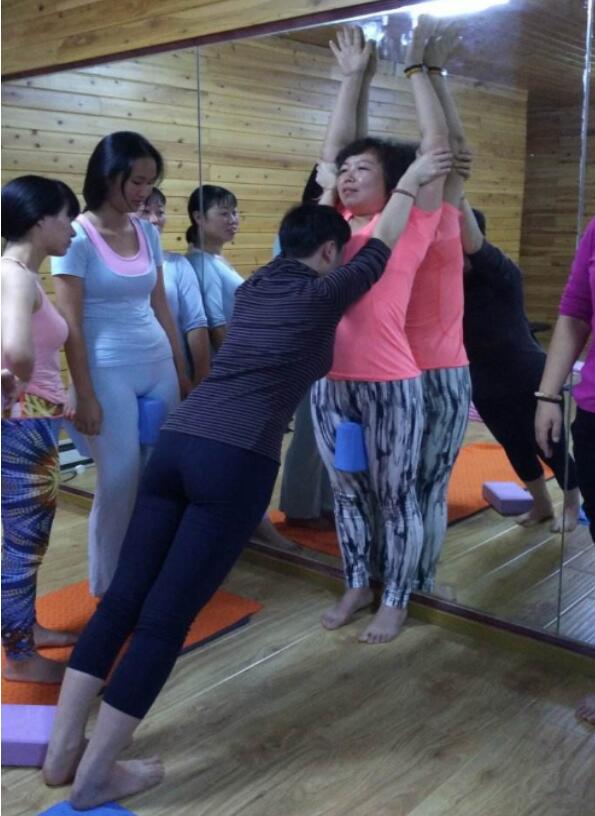 ����ǰ�����Ա���Ƭ 2���˿������ȷ����ͼ