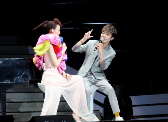 吴青峰唱歌中哽咽的歌是什么 吴青峰出柜刘雨凯真假