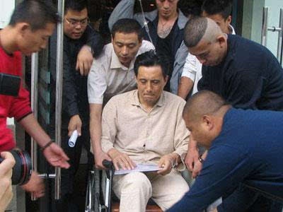 王伯昭为什么被谢霆锋张卫健打 王伯昭资料介绍