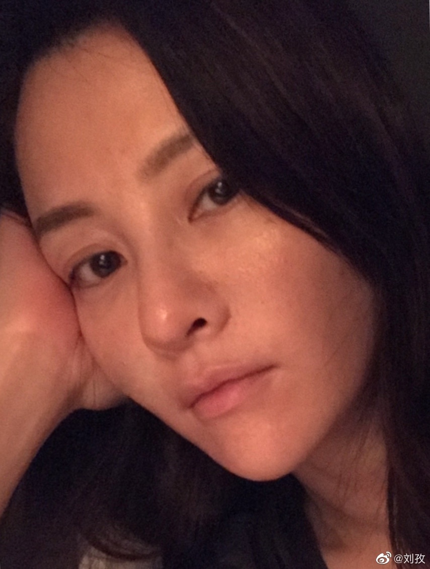 刘孜的变化看在眼里,这整容的事情应该是坐实了的,讲话有点