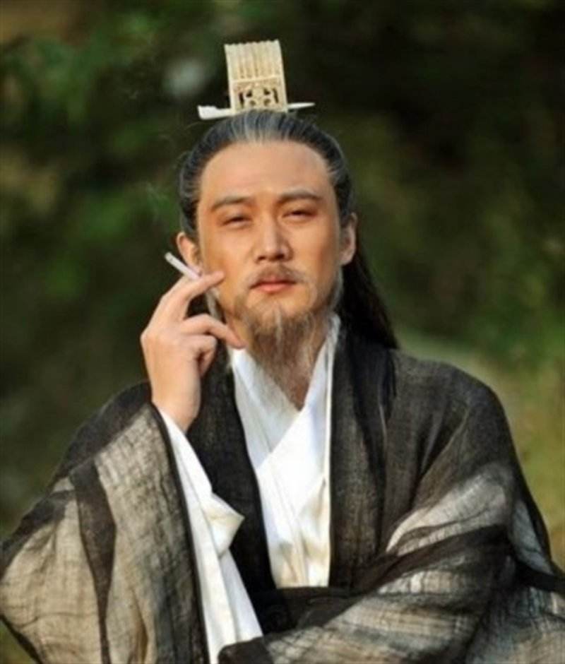 陆毅版的诸葛亮抽烟图片 陆毅幸福的一家四口都是大长腿