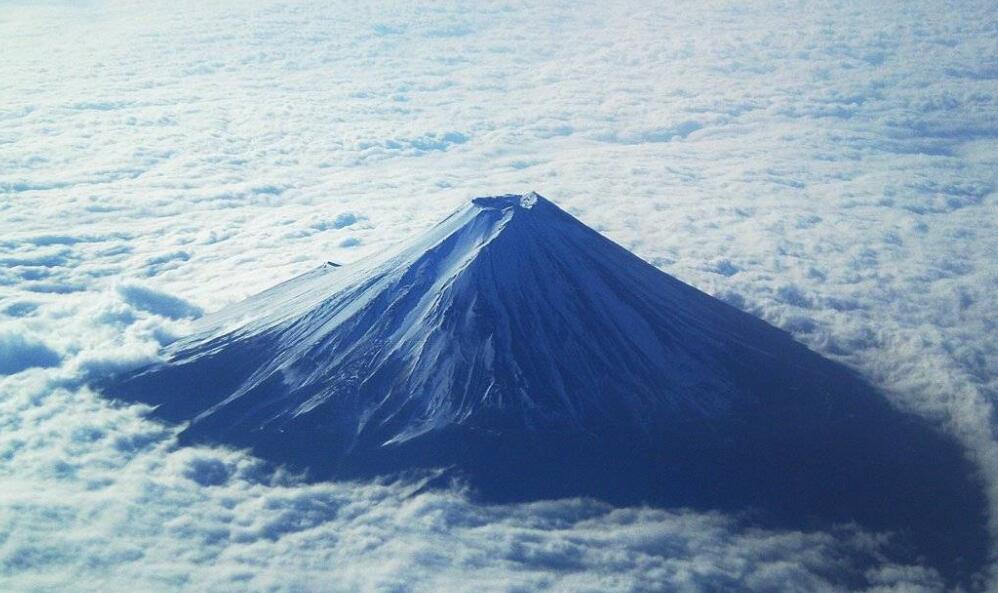 夏天富士山上有雪吗 富士山上一次喷发时间是什么时候
