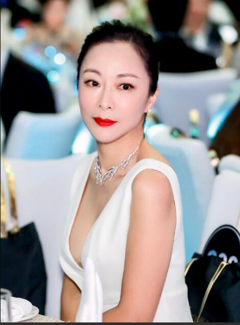 何珈好是1968年出生的,比保剑锋大7岁,当年也是这样的年龄差让大众很