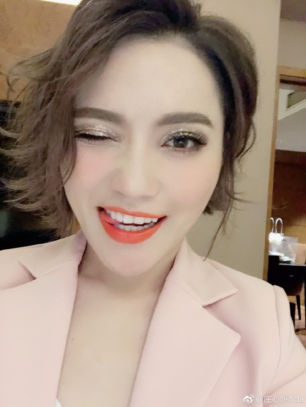 庄心妍是怎么出名的庄心妍的成名曲是《一万个舍不得》,她的好些单曲