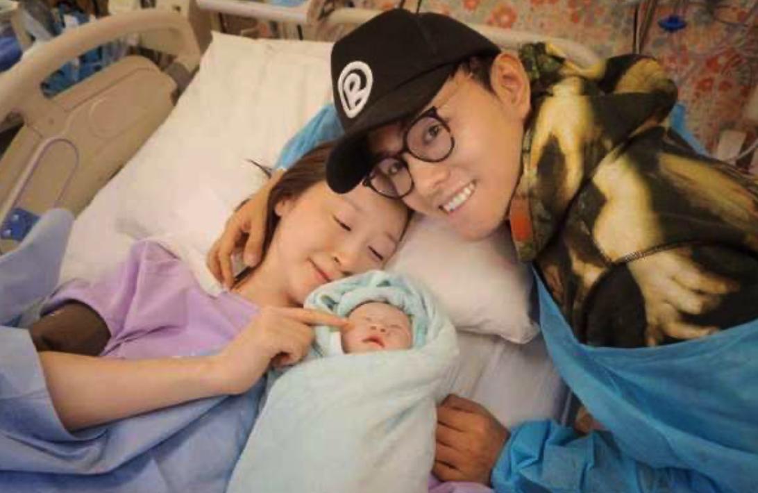 邓男子个人资料简介 他还是一位主持人和记者