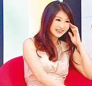 艺名芽芽,于2010年02月23日与台湾著名鬼才,荒谬大师沈玉琳结婚