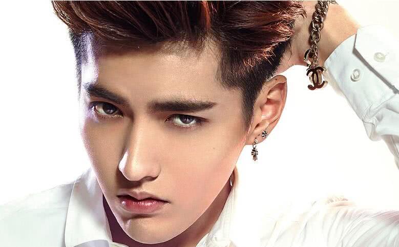 师铭泽吴亦凡长相对比图 师铭泽是不是整容了