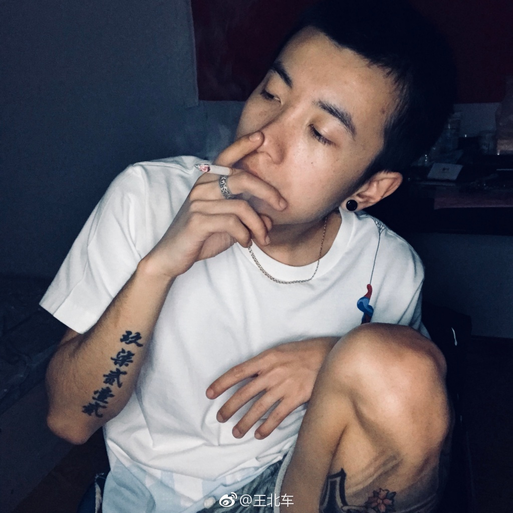 王北车身上的纹身的第二部分就是一个大花臂这个图案上有很多种东西