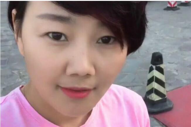 小超越的妻子虽然也是一位二人转演员,但是却不是崔丹,而是李影,李影