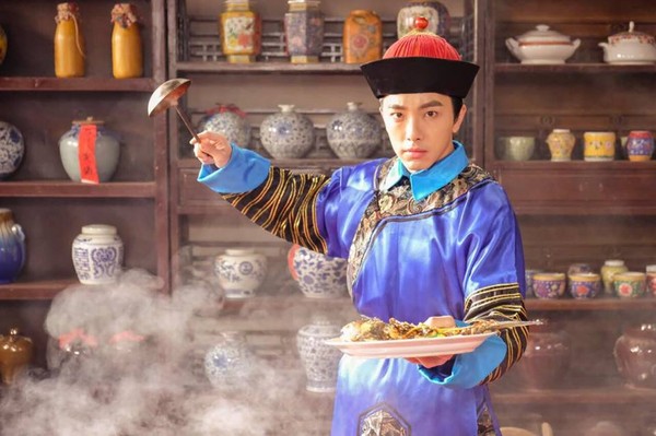 太监服里面“一线 坤达为戏露出结实的肌肉