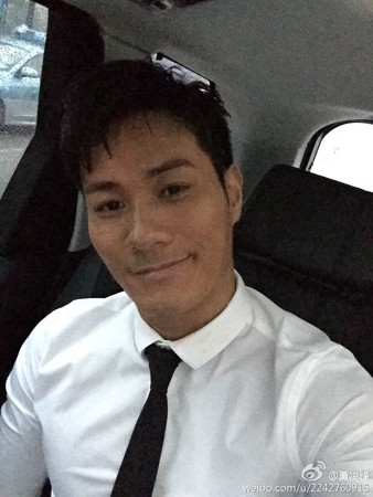 《无间道》男星黄竣锋广东遇枪击 子弹打穿车窗:有人拿枪追我