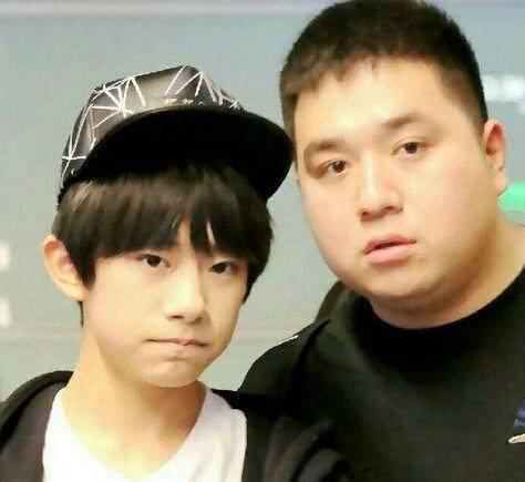 易烊千玺为什么请胖虎做助理 胖虎何其龙是千玺爸爸请的吗