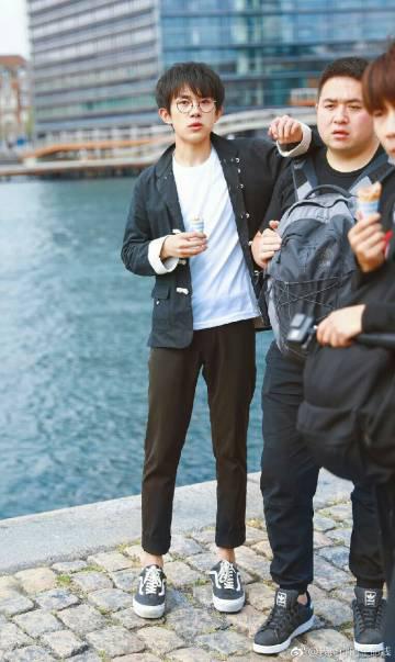 易烊千玺为什么请胖虎做助理 胖虎何其龙是千玺爸爸请的吗