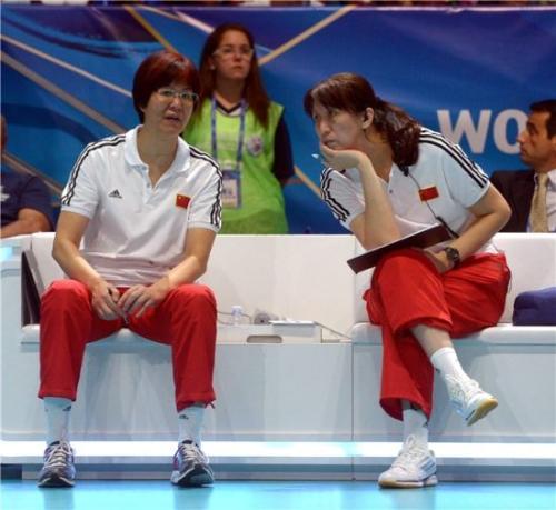 赖亚文年轻时候的照片 她老公刘国军资料照片