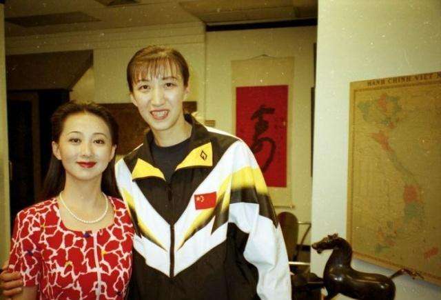 赖亚文年轻时候的照片 她老公刘国军资料照片