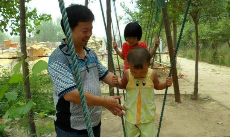 男子三入火海救人 全身被烧黑救援场地满地是血