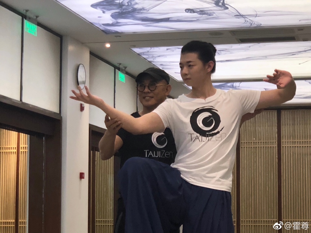 霍尊女友陈露是谁 这么优秀离不开他的经纪人