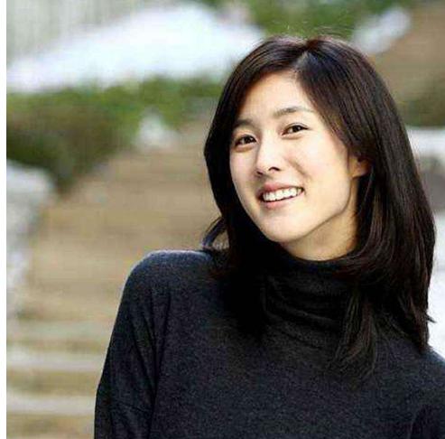 如果看过李尹馨资料的朋友们应该就能了解到,李尹馨从小就是家里最