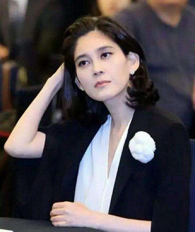 李尹馨男友赵文虞照片 她的身价多少钱