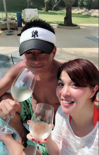 王玲,女,某鱼子酱有限公司执行董事,其微博中也不乏与老公高曙光的