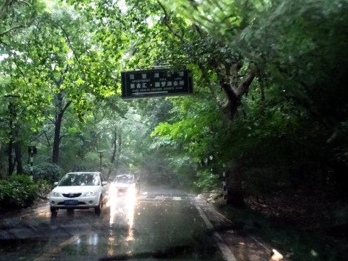 ��ɽ��������·�����¼� ������·��ʬ���������