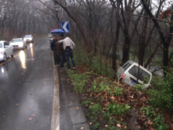 ��ɽ��������·�����¼� ������·��ʬ���������