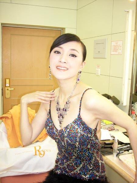 金玉婷穿紧身裤的照片 金玉婷和金巧巧是什么关系