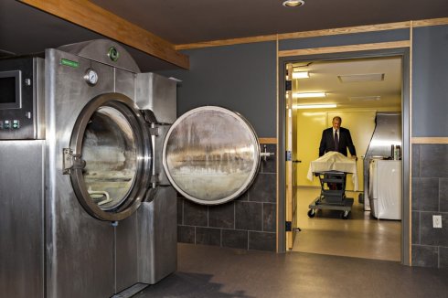 下面这个是美国火葬场火化的全过程先给大家看一个真实的现场火化的