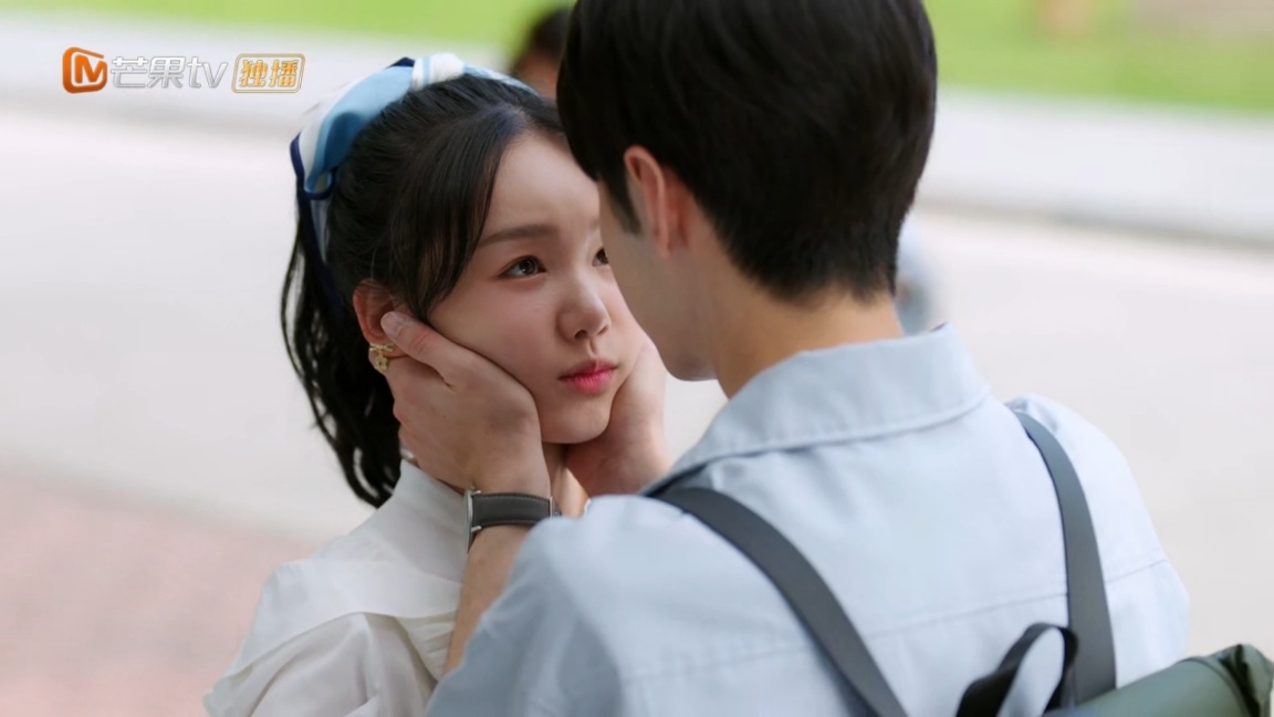 捧脸杀的意思就是将脸捧在手心里,捧脸的这个动作是很可爱的,尤其能击