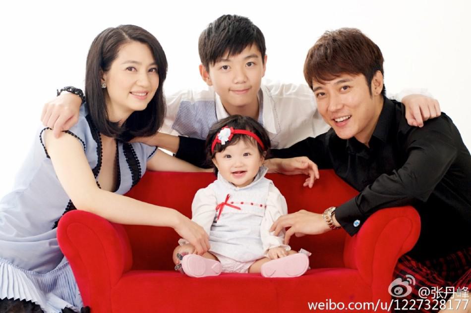 洪欣和张丹峰结婚照片 相差近10岁姐弟恋如今儿女双全