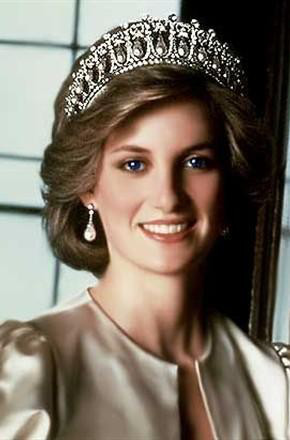 开车准备返回住所的时候,发生了非常惨烈的车祸,多迪和司机当场死亡