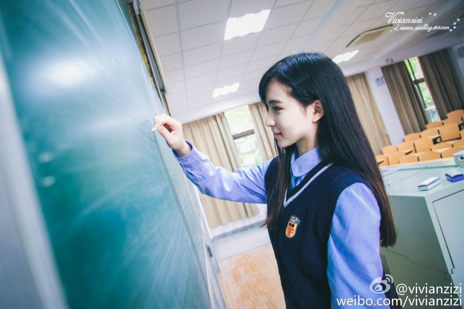 厦门外语学校一女大学生被冠以“厦门最美校服女生”走红 保送上海高校