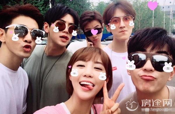 �ٺ����������ϳ��ĸ��ʲô �ٺ����ڵ�Ů������˭