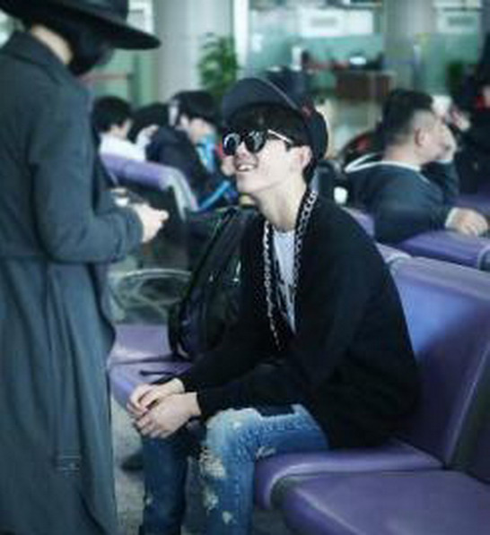 ���ڽ�����ӫĻ���� ����ͬʱ�ѳ����׸���ӫĻ