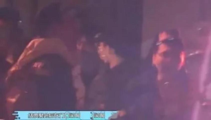 胡冰卿张铭恩教我撕徐璐是什么梗 胡冰卿张铭恩亲吻照片有吗