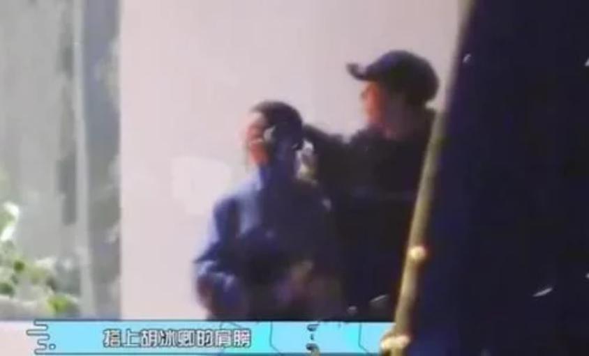 胡冰卿张铭恩教我撕徐璐是什么梗 胡冰卿张铭恩亲吻照片有吗